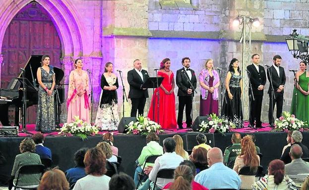 Los artistas de la gala dedicaron el 'Ave María' de Schubert a la Virgen de Alconada por el incendio del jueves.