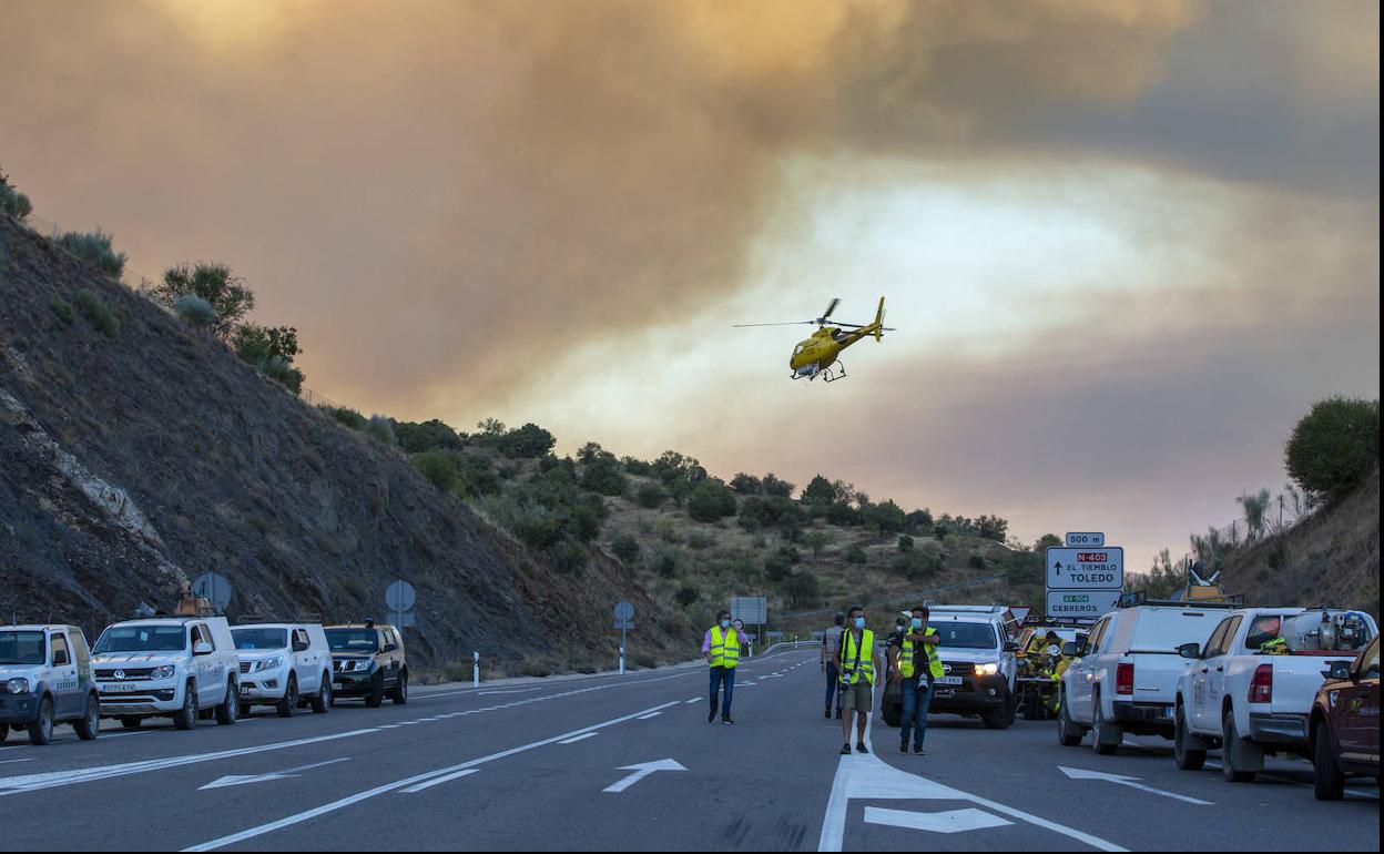 Labores de extinción durante el fin de semana en la zona del incendio. 