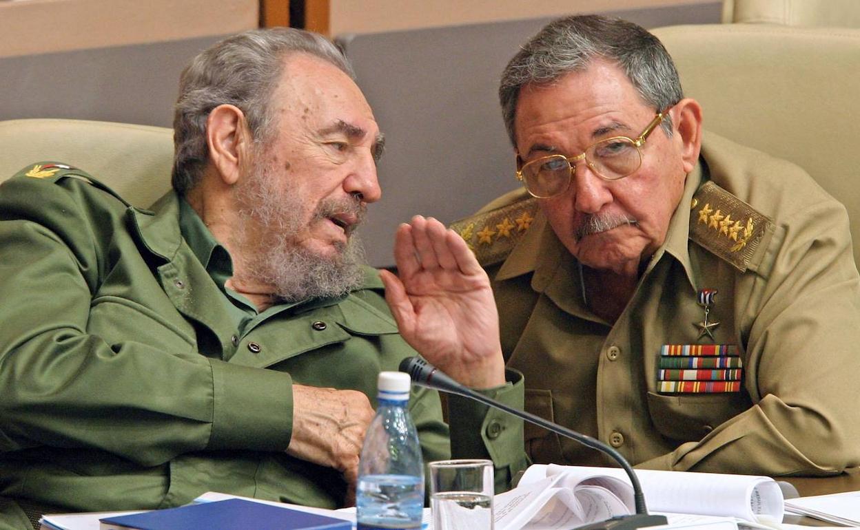 Fidel Castro y Raúl Castro, en una fotografía de 2003.