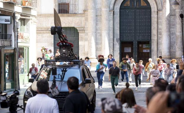 Los bailarines participantes en el rodaje de la película, durante el número 'Voy a pasármelo bien'. 