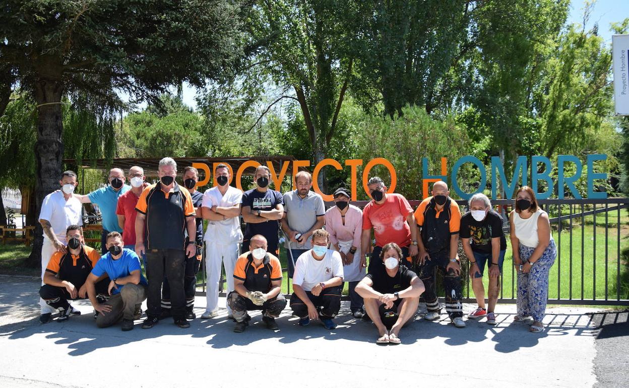 Los responsables de Proyecto Hombre junto a algunos de los usuarios y voluntarios, en las puertas del centro. 