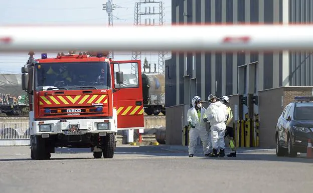 Los bomberos, en el lugar del suceso.