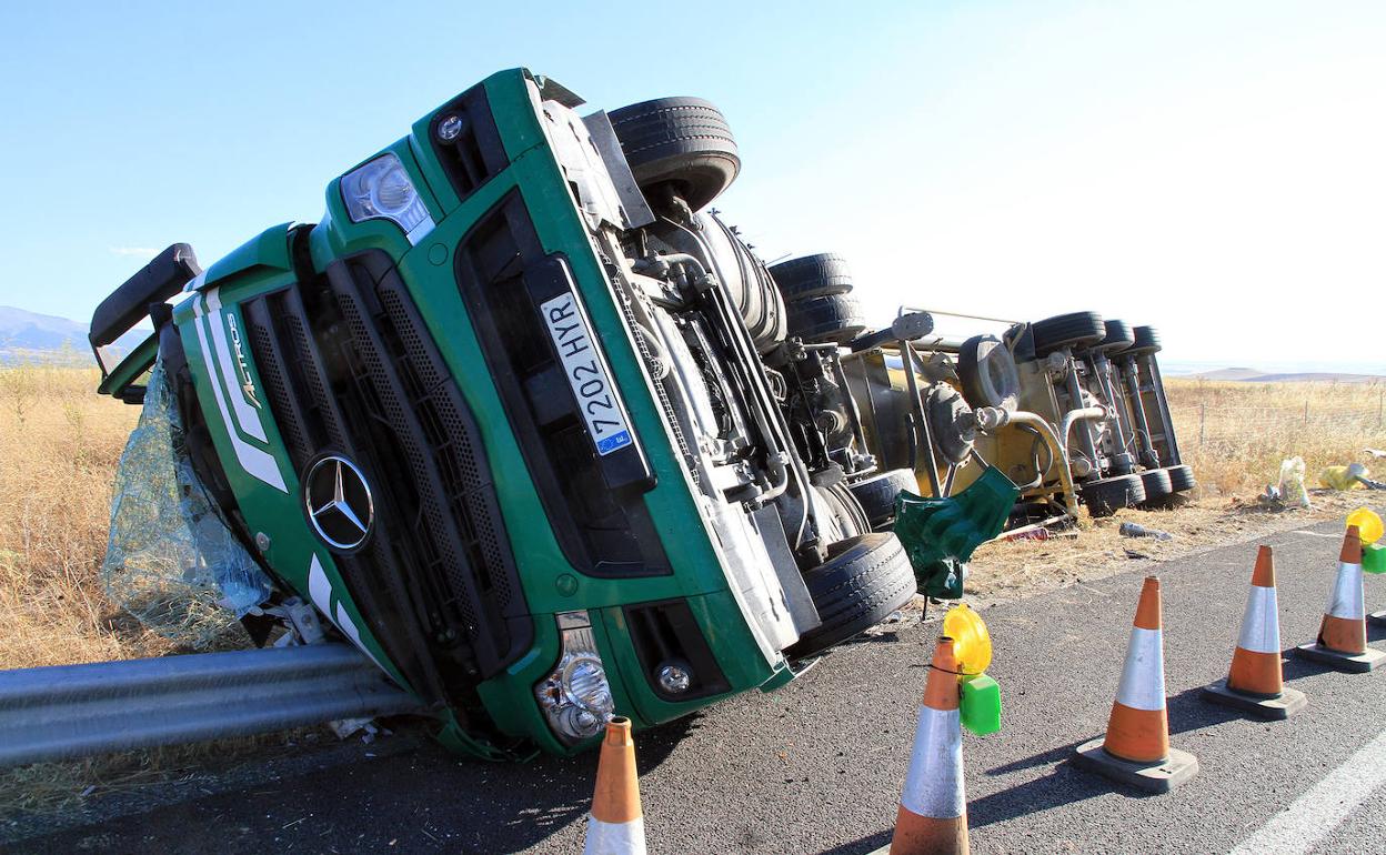 El camión volcado en la cuneta. 