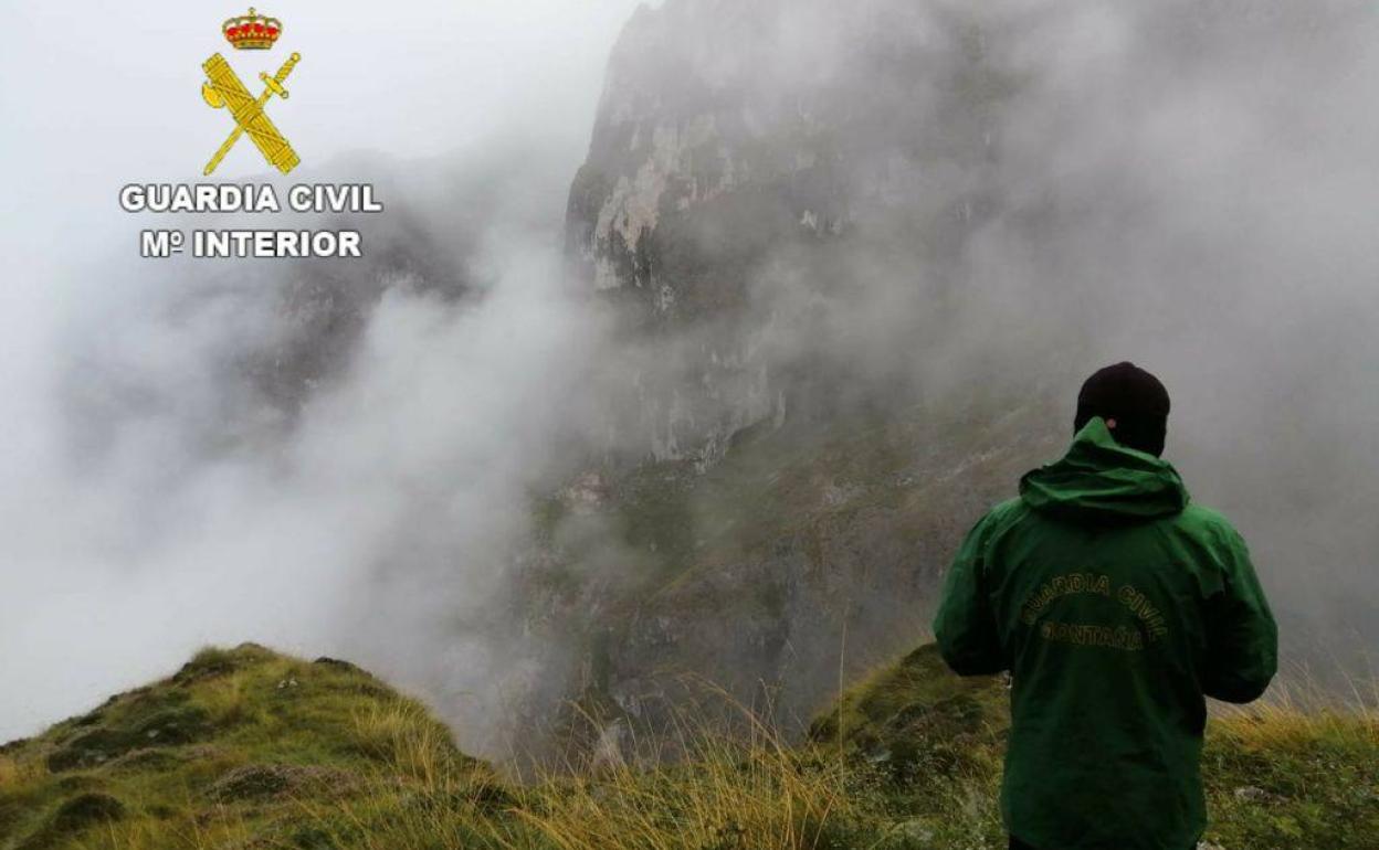 Un guardia civil, en los Picos de Europa. 