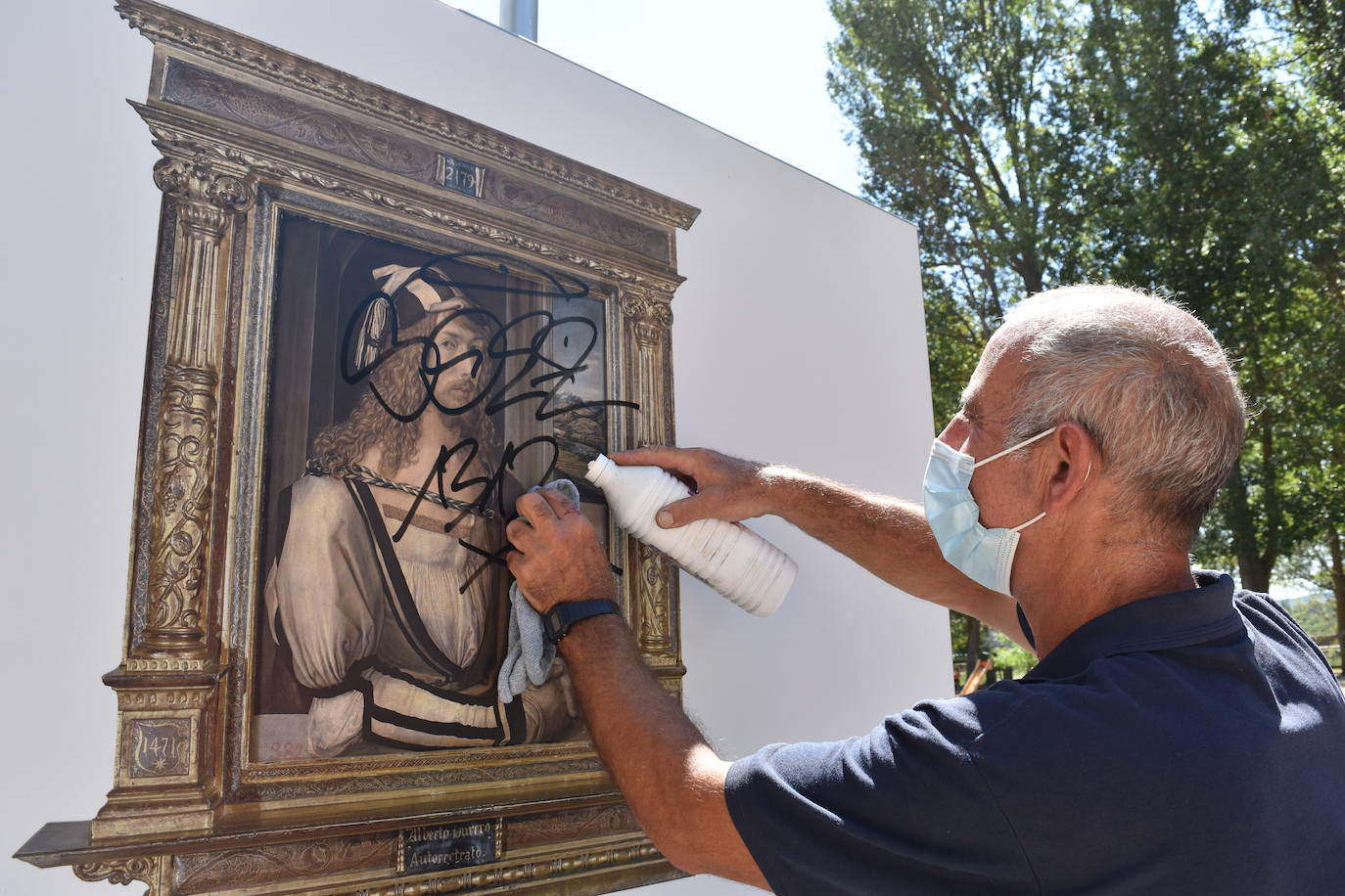 Fotos: Indignación en Aguilar por las pintadas de la exposición del Museo del Prado