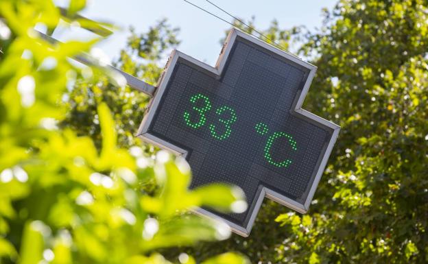 Un termómetro marca 33 grados hoy en Valladolid.