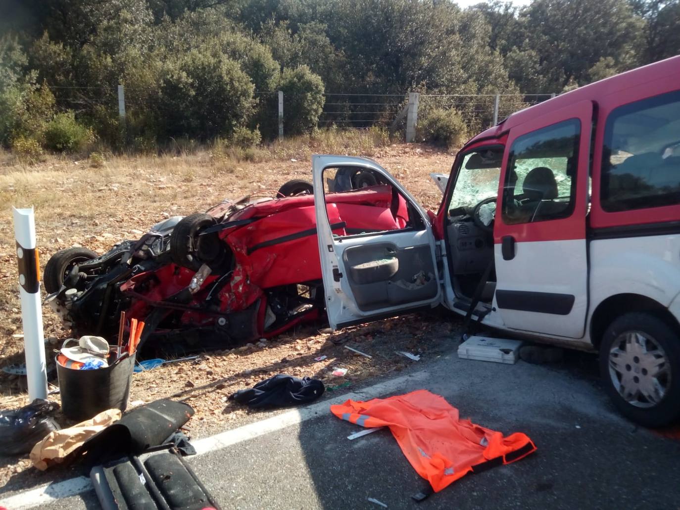 Fotos: Dos fallecidos y tres heridos en un choque frontal en Zamora