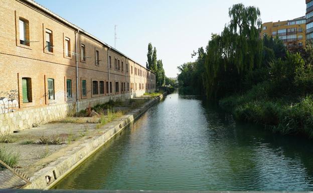 El canal de Castilla a su paso por Valladolid.