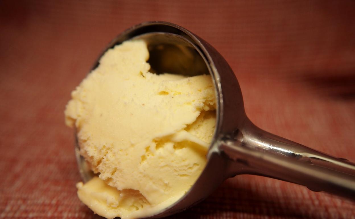 Helado casero de plátano con crema de cacahuete y nueces