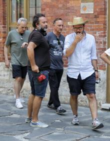 Imagen secundaria 2 - Hombres G visita el rodaje de la película 'Voy a pasármelo bien', en Valladolid. 