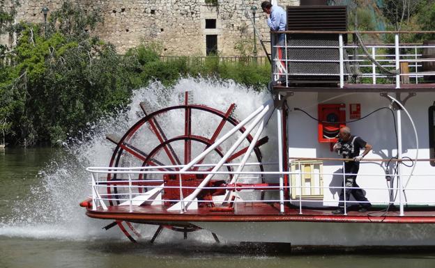 Detalle del barco la Leyenda del Pisuerga.