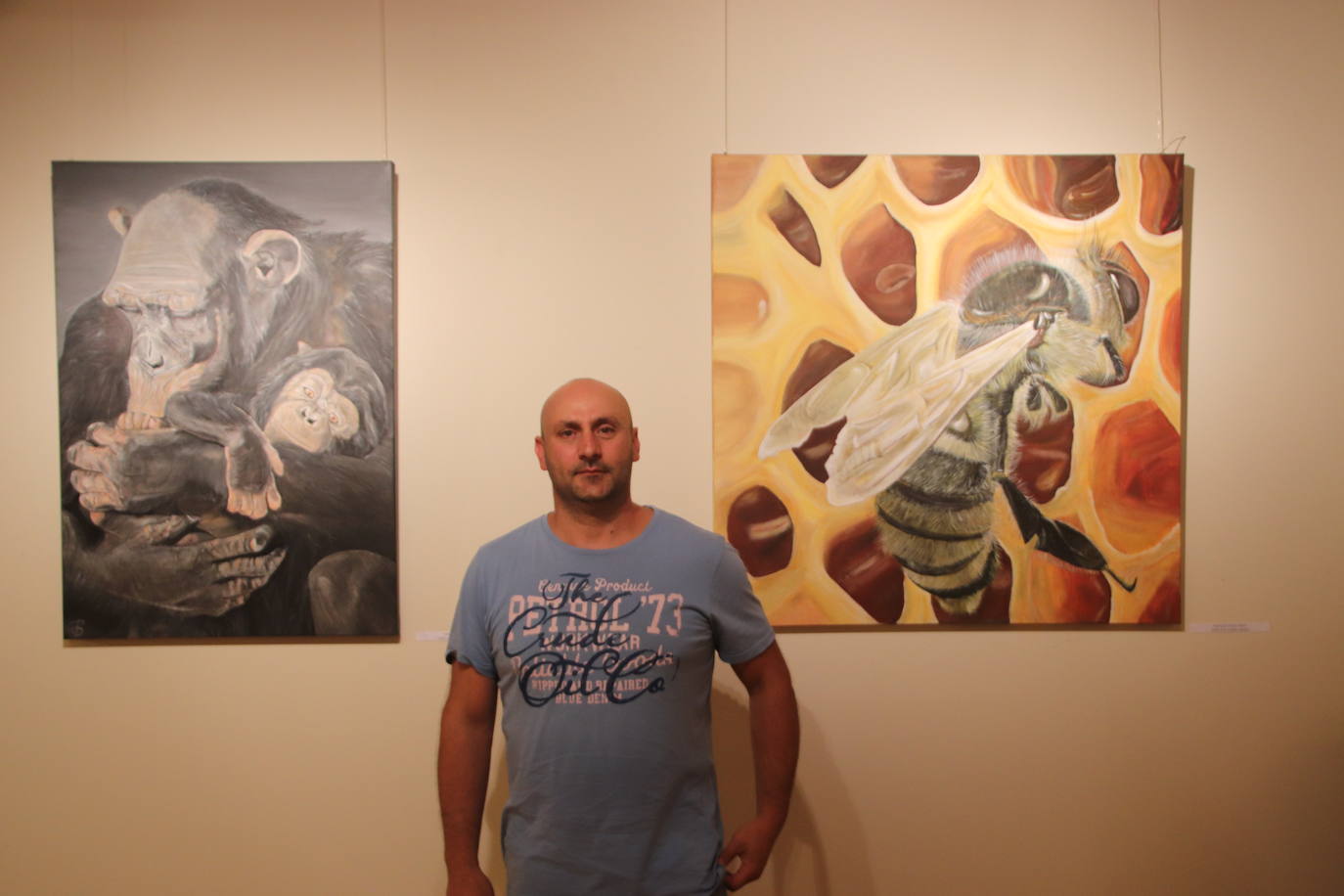 Dyango Velasco, junto a dos de sus pinturas.