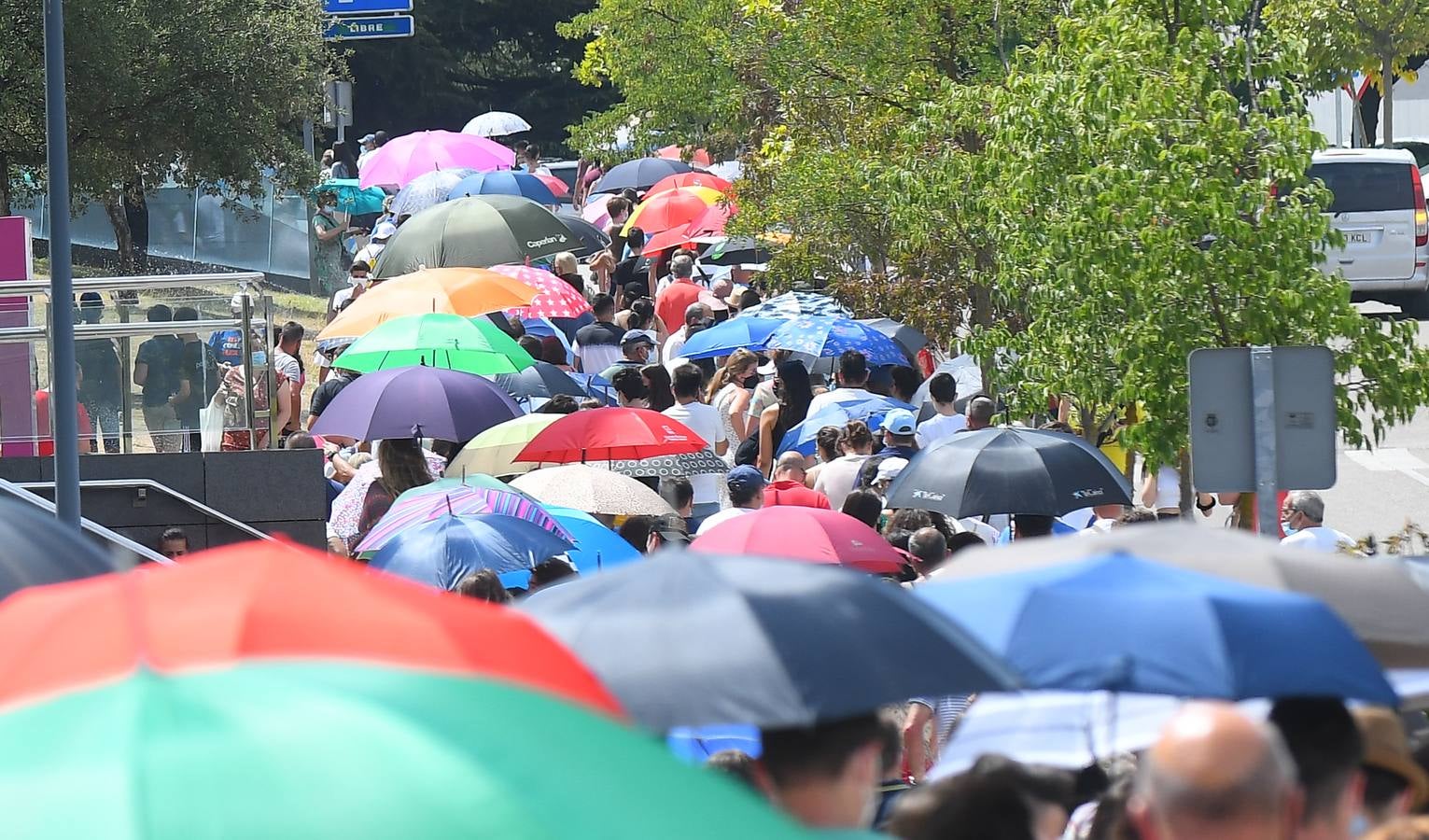 Fotos: Colas de vacunación contra la covid en Valladolid bajo un intenso calor