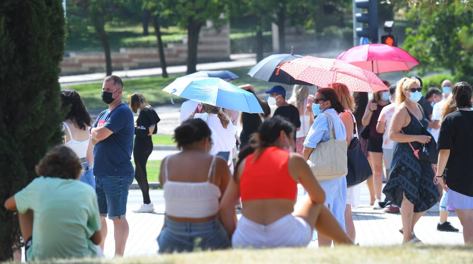 Fotos: Colas de vacunación contra la covid en Valladolid bajo un intenso calor