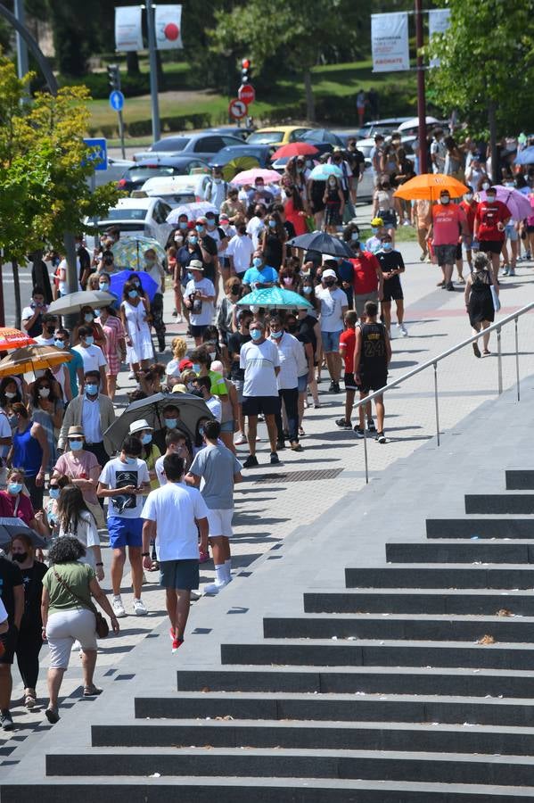 Fotos: Colas de vacunación contra la covid en Valladolid bajo un intenso calor