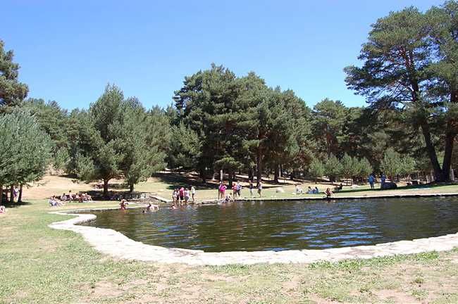Piscina natural de Hoyos del Espino (Ávila)
