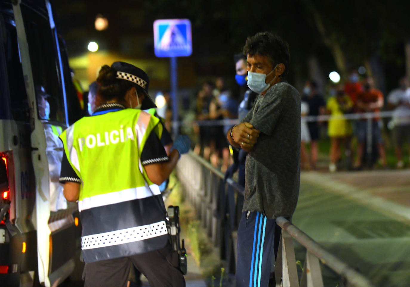 Fotos: Caen al Pisuerga con su coche tras salirse de la vía en Valladolid