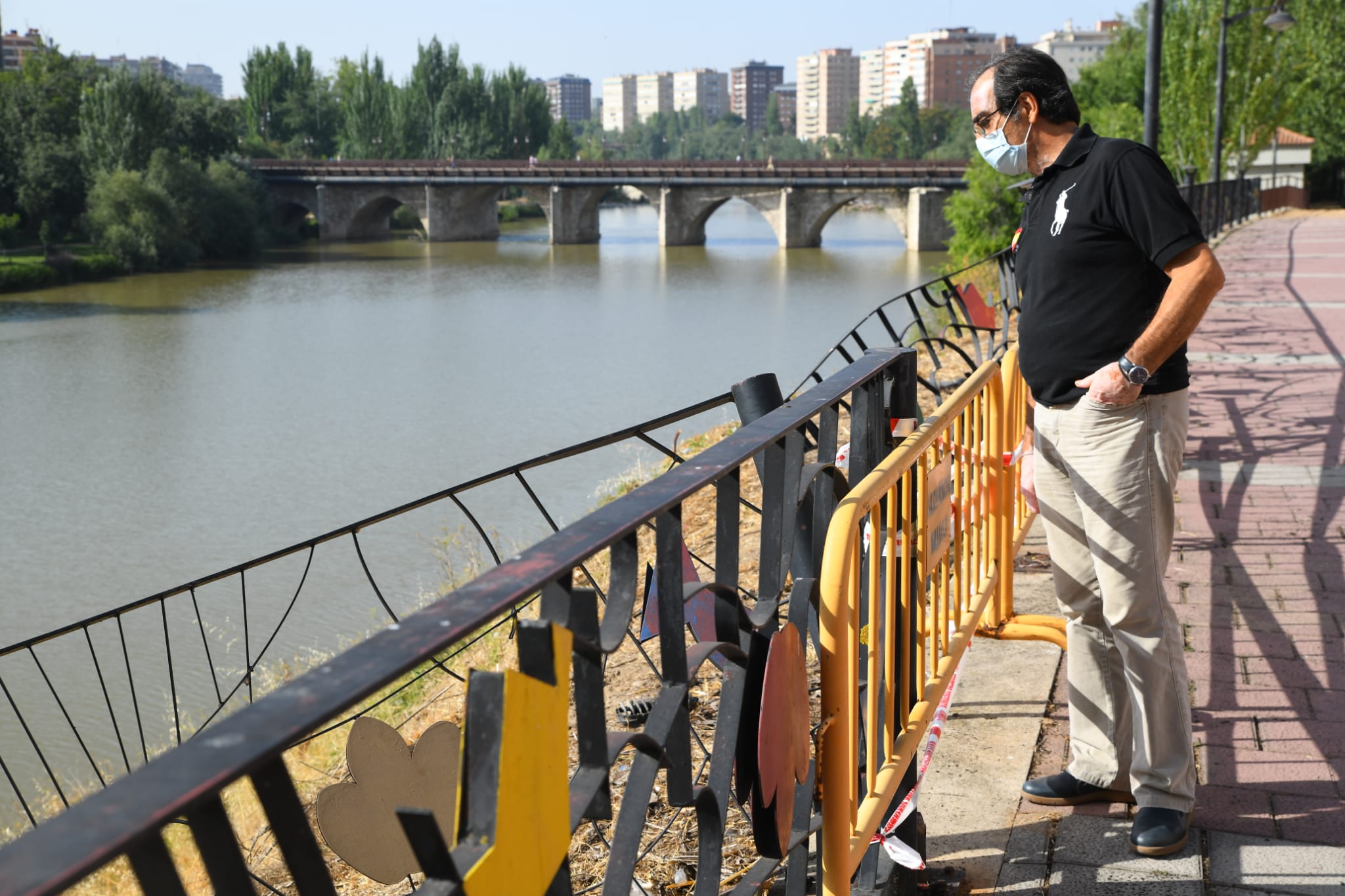 Fotos: Caen al Pisuerga con su coche tras salirse de la vía en Valladolid