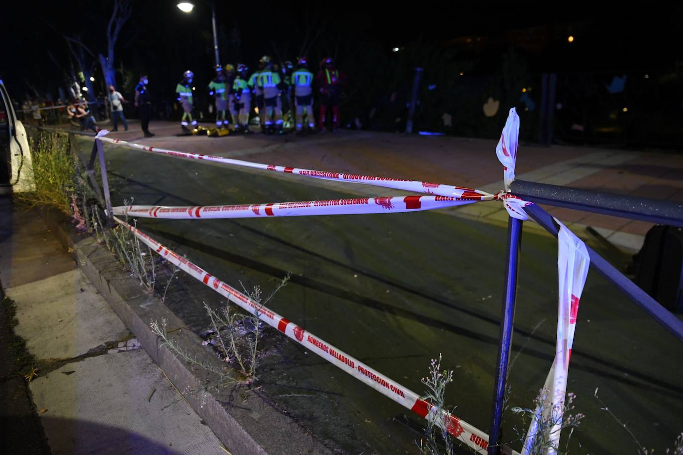 Fotos: Caen al Pisuerga con su coche tras salirse de la vía en Valladolid