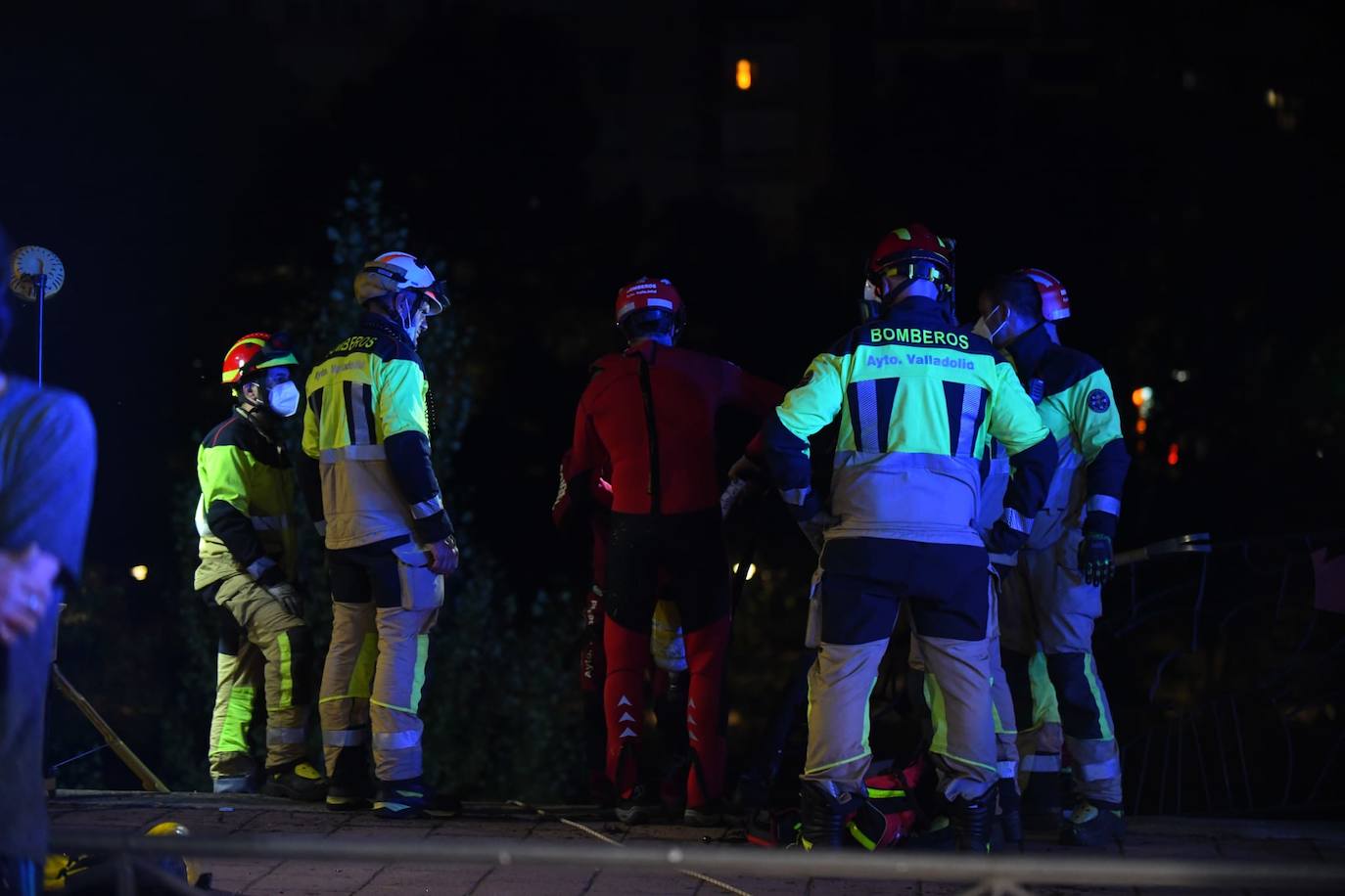 Fotos: Caen al Pisuerga con su coche tras salirse de la vía en Valladolid