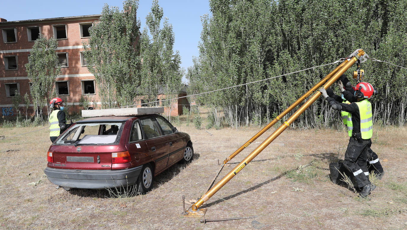 Desde las 9 de la mañana trabajaron en el antiguo colegio Francisco Javier en unas maniobras