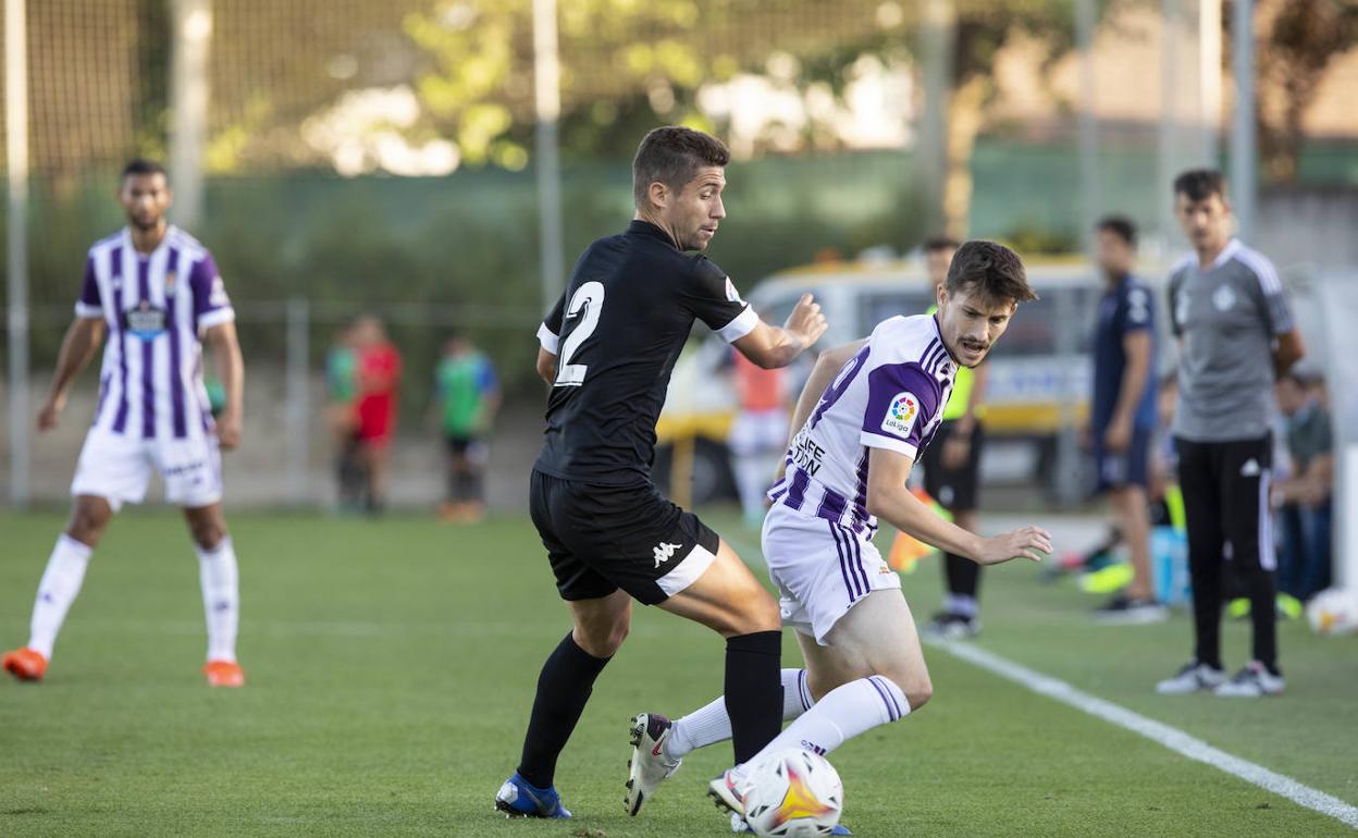 Toni sortea a un rival en el partido ante el Amorebieta. 