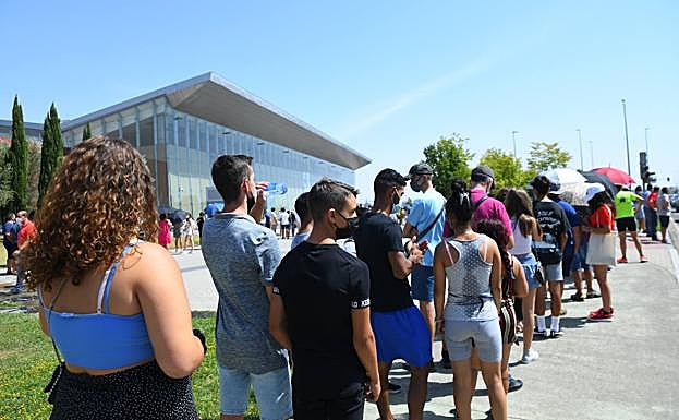La cola que ayer se formó en el Centro Cultural Miguel Delibes. 