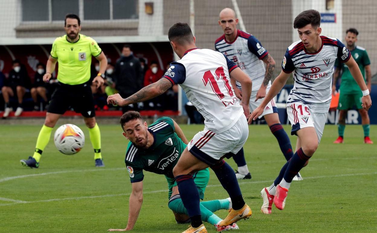 Simón e Imanol pelean un balón con Kike Barja (Osasuna), con Oriol Rey siguiendo la acción al fondo. 