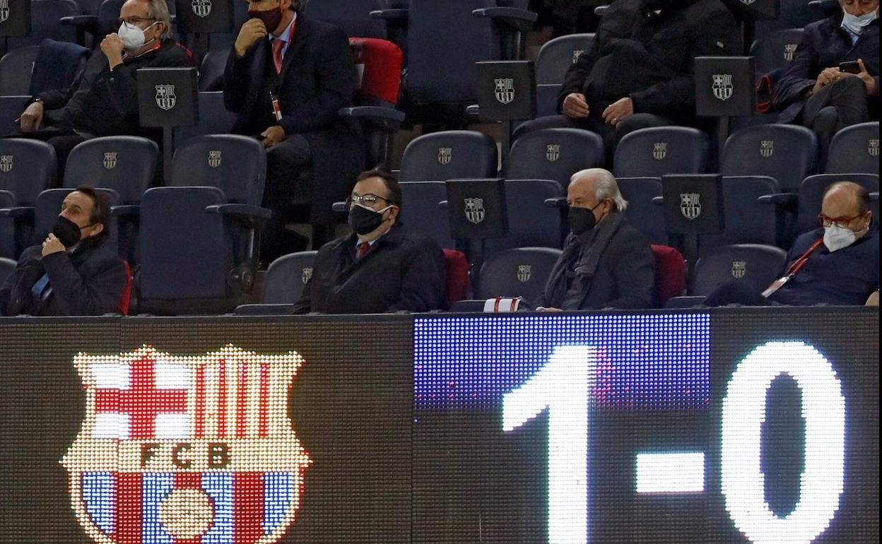 Palco del campo del Barcelona durante el partido de vuelta de semifinales de la Copa del Rey contra el Sevilla.