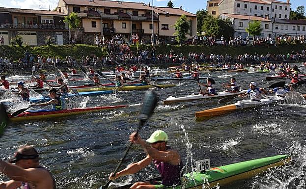 Decenas de piraguas en agosto de 2019, durante la regata internacional de Velilla. 