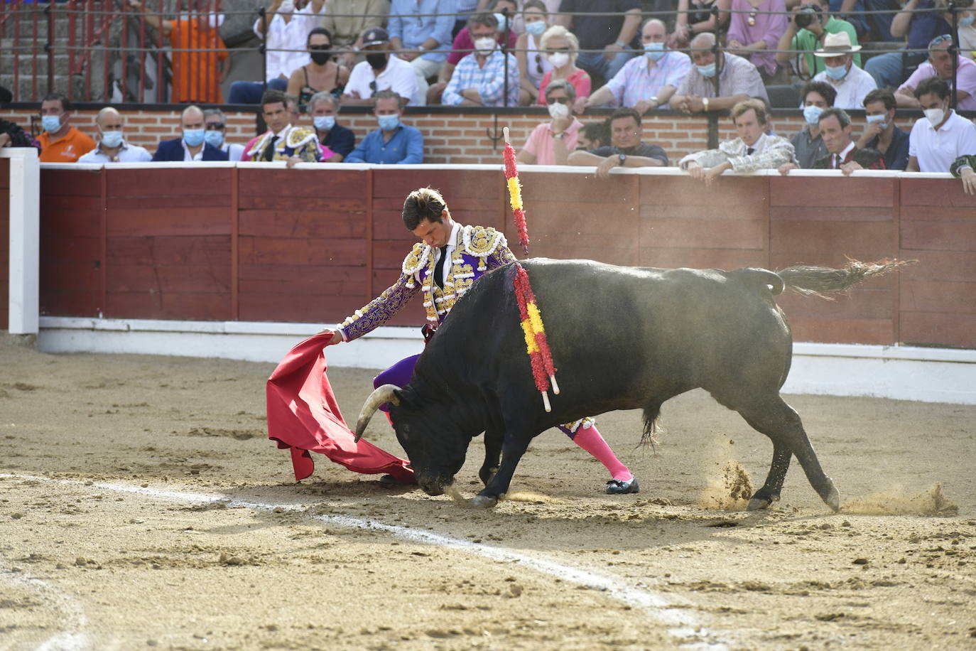 El Juli, durante la faena con la muleta con su primer toro.