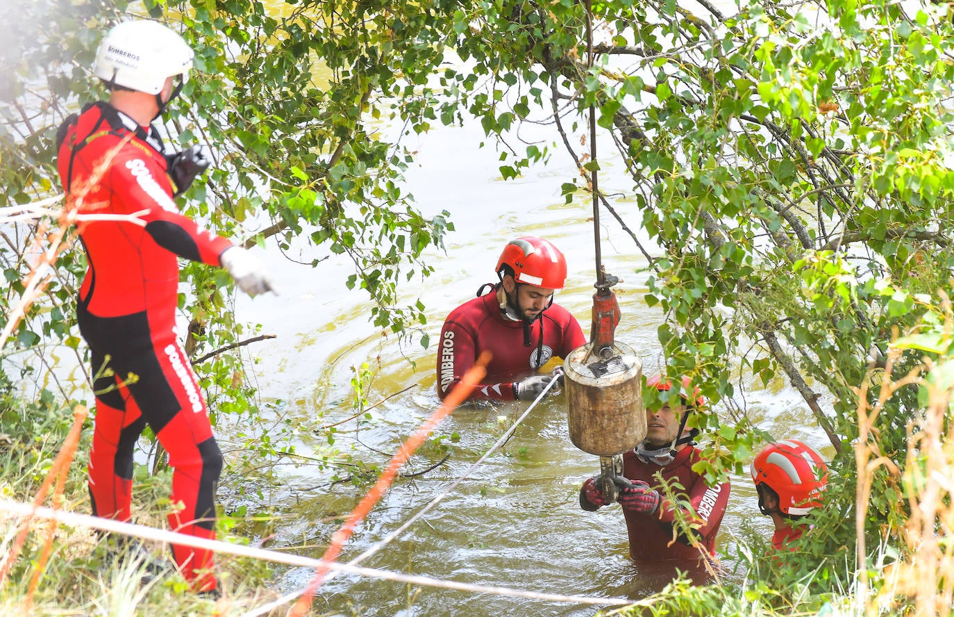 Fotos: Los bomberos sacan del Pisuerga el coche que cayó con tres personas dentro