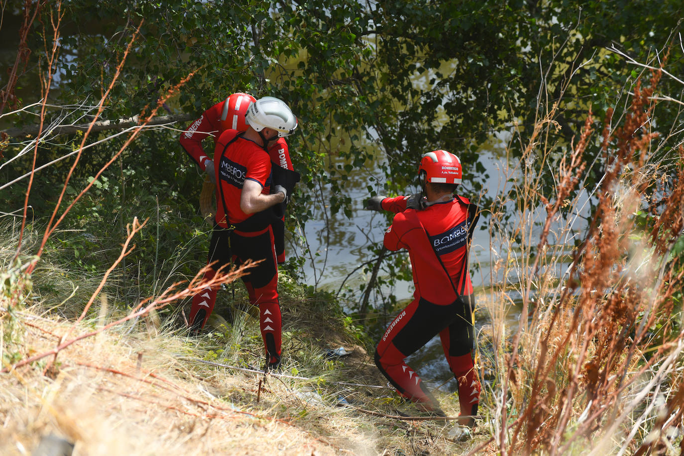 Fotos: Los bomberos sacan del Pisuerga el coche que cayó con tres personas dentro