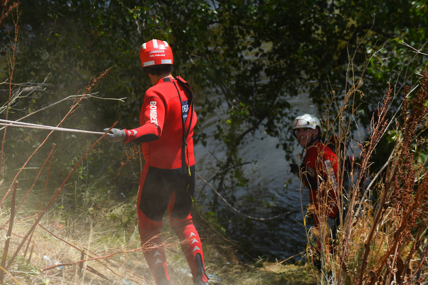 Fotos: Los bomberos sacan del Pisuerga el coche que cayó con tres personas dentro