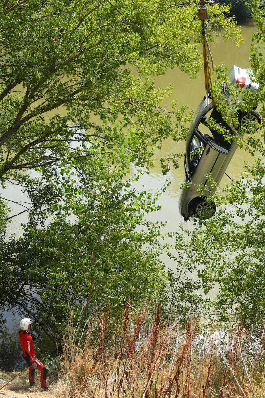 Fotos: Los bomberos sacan del Pisuerga el coche que cayó con tres personas dentro