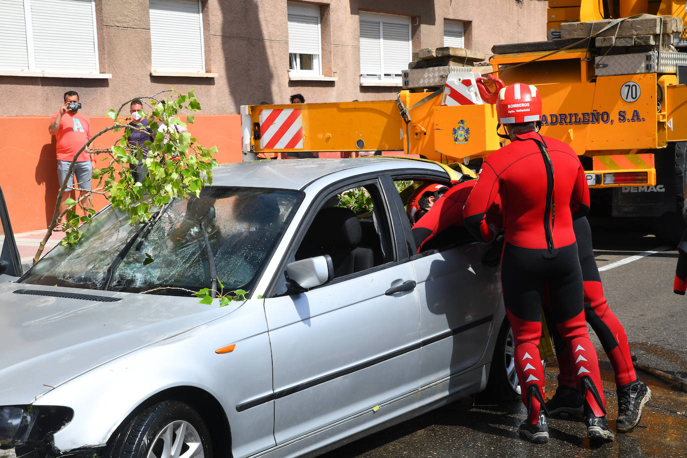 Fotos: Los bomberos sacan del Pisuerga el coche que cayó con tres personas dentro