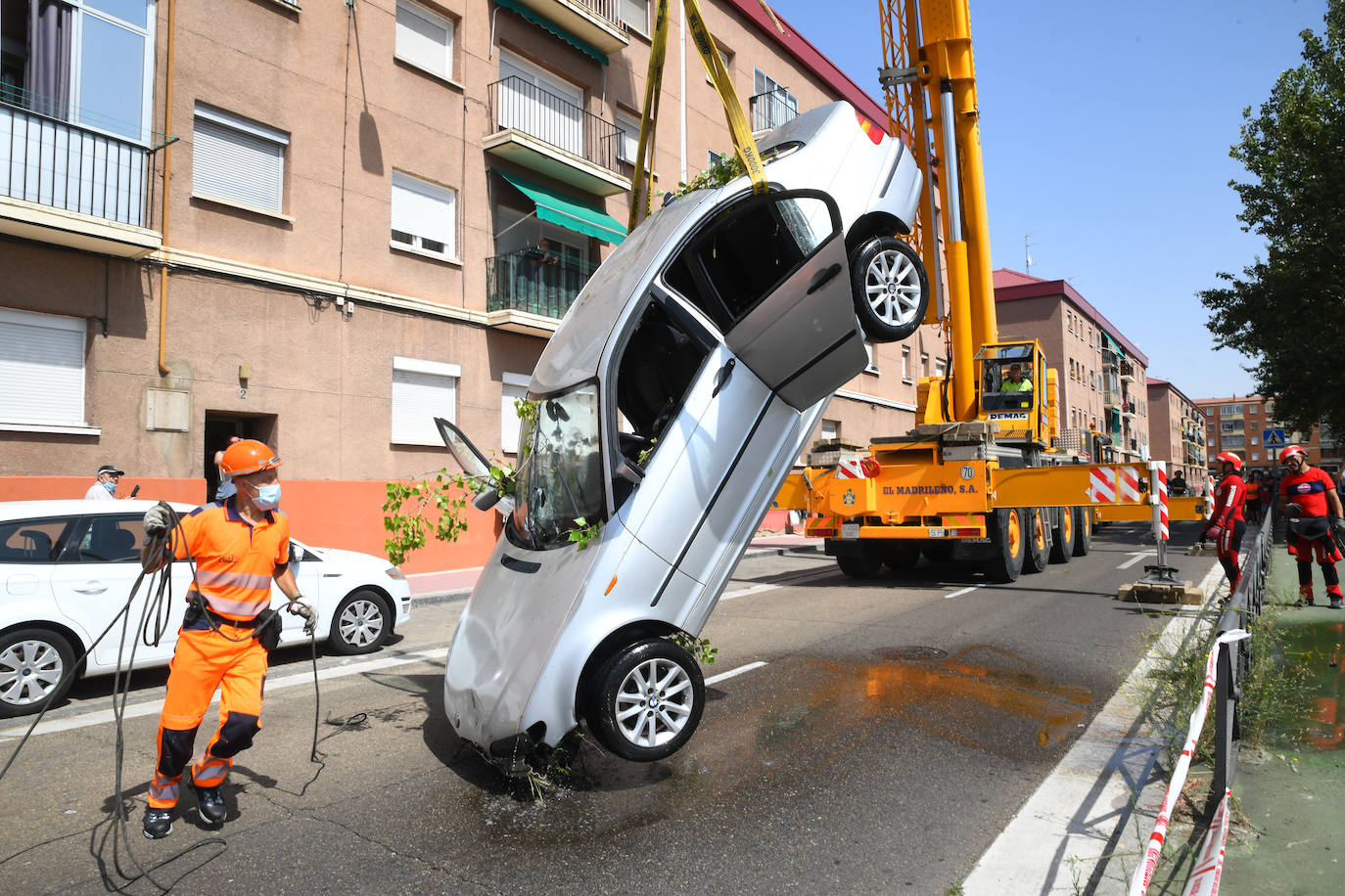 Fotos: Los bomberos sacan del Pisuerga el coche que cayó con tres personas dentro