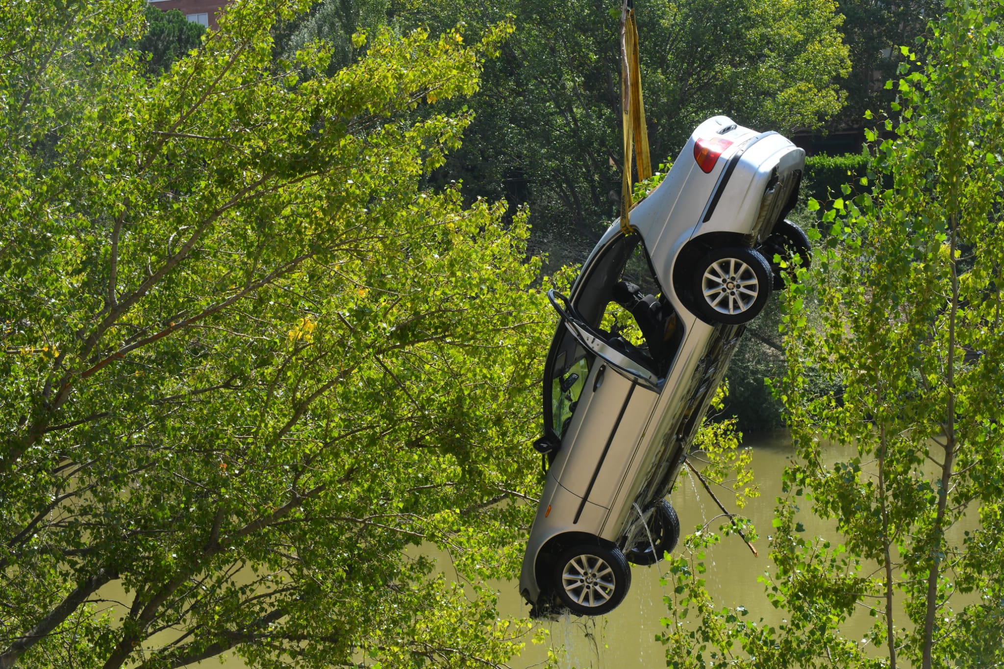 Fotos: Los bomberos sacan del Pisuerga el coche que cayó con tres personas dentro