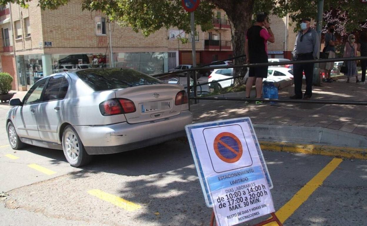 Un cartel informa de la nueva zona de aparcamiento limitado en Cuéllar. 