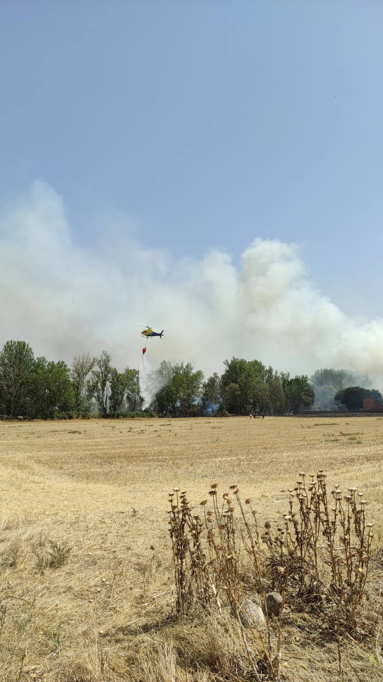 Un helicóptero, durante las labores de extinción del incendio en Encinillas.