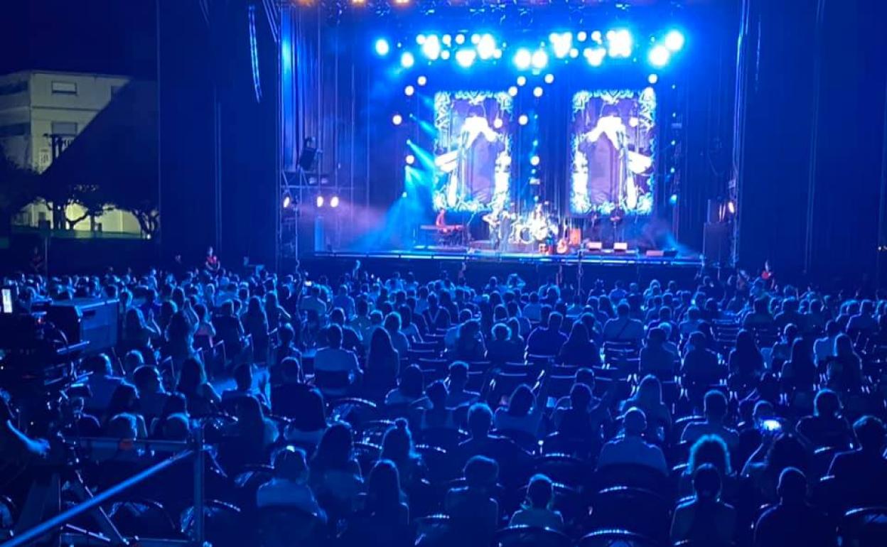 Gran ambiente en el concierto de El Barrio en Guijuelo. 