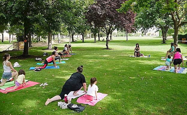 Yoga en familia este sábado en Carbajosa. 