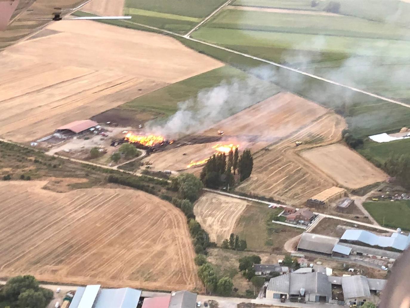 Vista aérea del fuego en Bustillo de la Vega. 