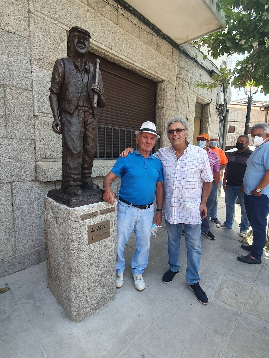 Fotos: El hombre de campo pervivirá en Linares de Riofrío en bronce