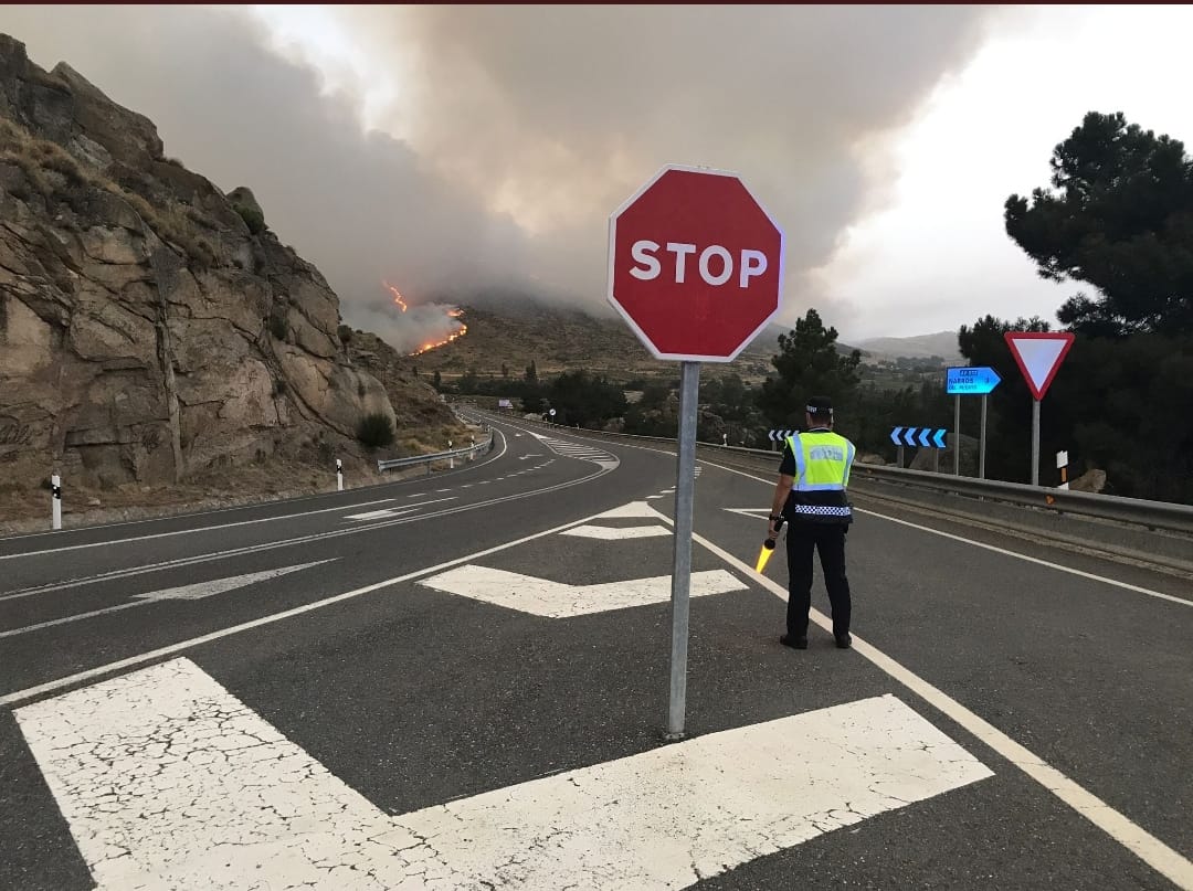 La Policía Local de Ávila se sumó a primera hora del domingo a las labores de control de tráfico de la zona. 