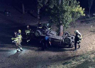 Imagen secundaria 1 - Cinco jóvenes caen con el coche por un gran terraplén en Valladolid y el conductor se da a la fuga