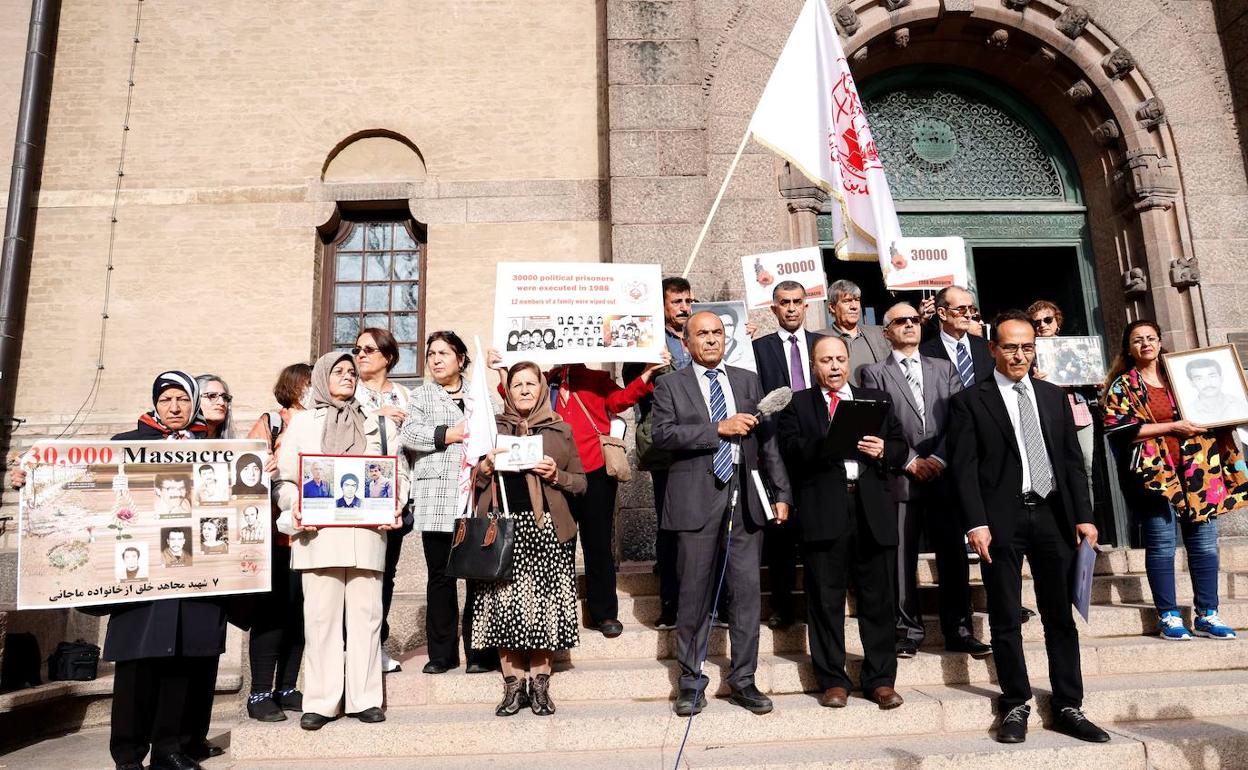 Opositores a Hamid Noury, concentrados el día que comenzo el juicio contra él por delitos de lesa humanidad en Stockholm (Suiza). 