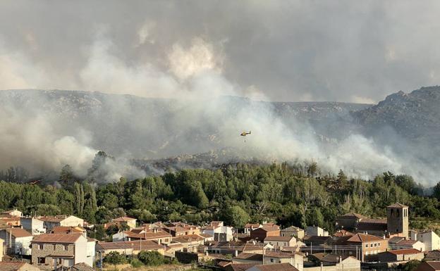 El incendio de Navalacruz entra en la noche sin control, con pueblos desalojados y 10.000 hectáreas calcinadas