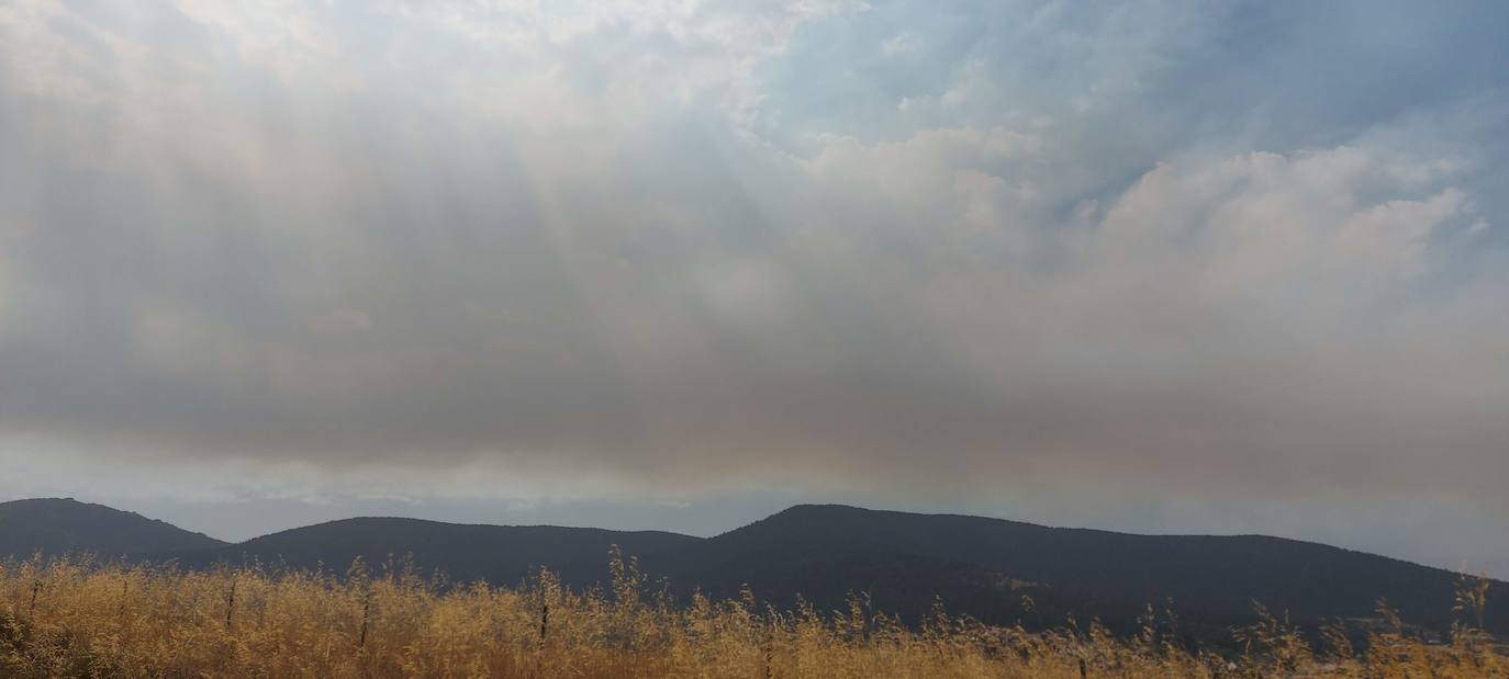 Humo del incendio en Navalacruz, sobre la zona conocida como Aguas Vertientes, en el límite provincial entre Ávila y Segovia. 