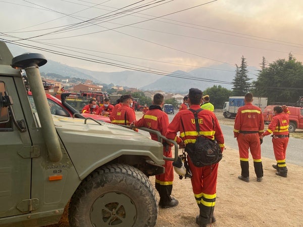 Más de 20 medios aéreos y numerosos terrestres tratarán hoy de controlar el incendio de Navalacruz